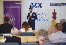 Informacje dla dekarza, cieśli, blacharza, architekta, projektanta, konserwatora i inwestora. Błędy, usterki, wilgoć i zacieki. Budowa, remonty i naprawy. Dachy płaskie, zielone i skośne. Dachówki, blachodachówki, łupek, gont, folie, papy, blachy. Konstrukcje, materiały, wykonawstwo. Więźba dachowa, drewno i prefabrykaty. Kominy i obróbki. Okna dachowe. Narzędzia i urządzenia. Izolacje i wentylacja.