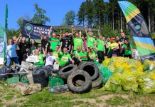 Informacje dla dekarza, cieśli, blacharza, architekta, projektanta, konserwatora i inwestora. Błędy, usterki, wilgoć i zacieki. Budowa, remonty i naprawy. Dachy płaskie, zielone i skośne. Dachówki, blachodachówki, łupek, gont, folie, papy, blachy. Konstrukcje, materiały, wykonawstwo. Więźba dachowa, drewno i prefabrykaty. Kominy i obróbki. Okna dachowe. Narzędzia i urządzenia. Izolacje i wentylacja.