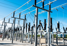 Informacje dla dekarza, cieśli, blacharza, architekta, projektanta, konserwatora i inwestora. Błędy, usterki, wilgoć i zacieki. Budowa, remonty i naprawy. Dachy płaskie, zielone i skośne. Dachówki, blachodachówki, łupek, gont, folie, papy, blachy. Konstrukcje, materiały, wykonawstwo. Więźba dachowa, drewno i prefabrykaty. Kominy i obróbki. Okna dachowe. Narzędzia i urządzenia. Izolacje i wentylacja.