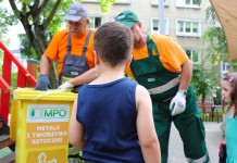 Informacje dla dekarza, cieśli, blacharza, architekta, projektanta, konserwatora i inwestora. Błędy, usterki, wilgoć i zacieki. Budowa, remonty i naprawy. Dachy płaskie, zielone i skośne. Dachówki, blachodachówki, łupek, gont, folie, papy, blachy. Konstrukcje, materiały, wykonawstwo. Więźba dachowa, drewno i prefabrykaty. Kominy i obróbki. Okna dachowe. Narzędzia i urządzenia. Izolacje i wentylacja.