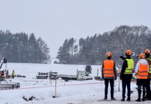 Informacje dla dekarza, cieśli, blacharza, architekta, projektanta, konserwatora i inwestora. Błędy, usterki, wilgoć i zacieki. Budowa, remonty i naprawy. Dachy płaskie, zielone i skośne. Dachówki, blachodachówki, łupek, gont, folie, papy, blachy. Konstrukcje, materiały, wykonawstwo. Więźba dachowa, drewno i prefabrykaty. Kominy i obróbki. Okna dachowe. Narzędzia i urządzenia. Izolacje i wentylacja.