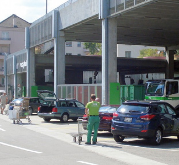 Informacje dla dekarza, cieśli, blacharza, architekta, projektanta, konserwatora i inwestora. Błędy, usterki, wilgoć i zacieki. Budowa, remonty i naprawy. Dachy płaskie, zielone i skośne. Dachówki, blachodachówki, łupek, gont, folie, papy, blachy. Konstrukcje, materiały, wykonawstwo. Więźba dachowa, drewno i prefabrykaty. Kominy i obróbki. Okna dachowe. Narzędzia i urządzenia. Izolacje i wentylacja.