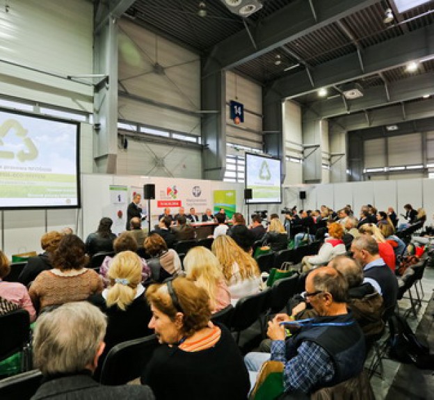 Informacje dla dekarza, cieśli, blacharza, architekta, projektanta, konserwatora i inwestora. Błędy, usterki, wilgoć i zacieki. Budowa, remonty i naprawy. Dachy płaskie, zielone i skośne. Dachówki, blachodachówki, łupek, gont, folie, papy, blachy. Konstrukcje, materiały, wykonawstwo. Więźba dachowa, drewno i prefabrykaty. Kominy i obróbki. Okna dachowe. Narzędzia i urządzenia. Izolacje i wentylacja.